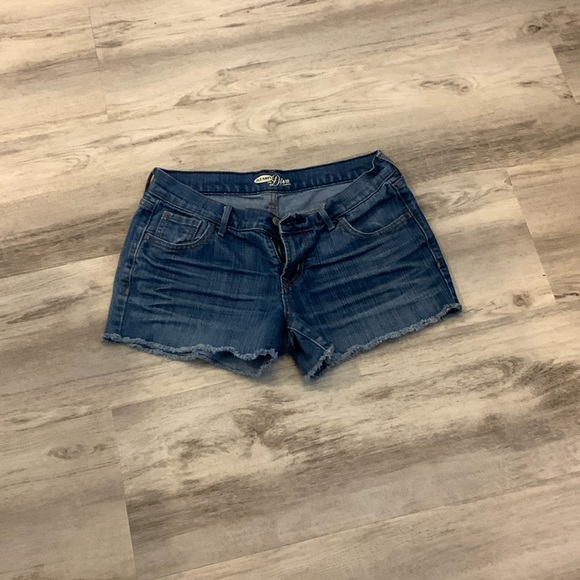 Super cute 🥰 frayed jeans shorts by Old Navy size 2 - Picture 1 of 3